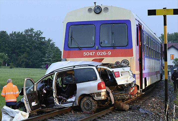 Avusturya'da tren otomobile çarptı: 5 ölü