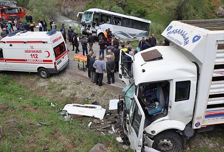 Otobüs ile kamyon çarpıştı: 2 ölü 31 yaralı