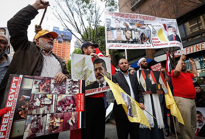 Mursi'ye idam kararına New York'ta protesto