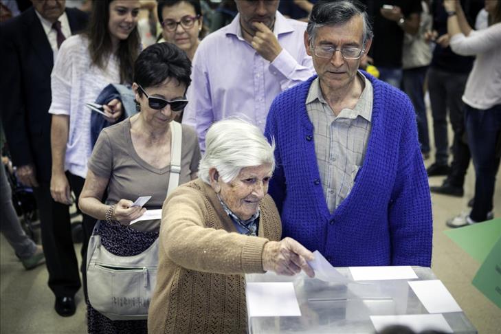 Spain's traditional parties lose out in local elections