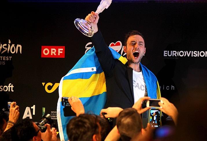 Pobjednik Eurovizije izazvao gnjev Albanaca: Stavio zastavu Albanije ispod nogu