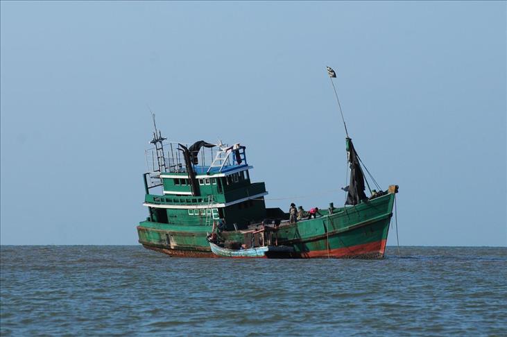 Thailand deploys landing ship to rescue migrants