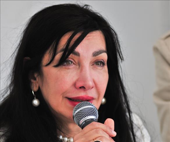 Popular Syrian poet adds her voice against Assad