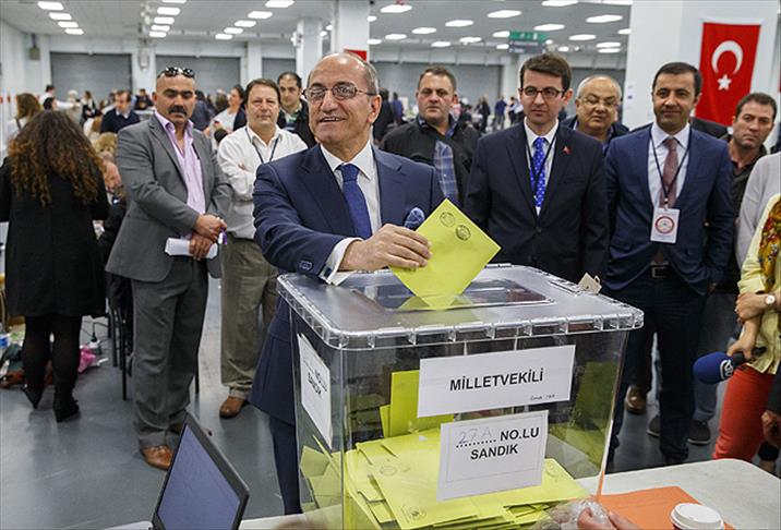 İngiltere ve İskoçya'da oy verme işlemi başladı