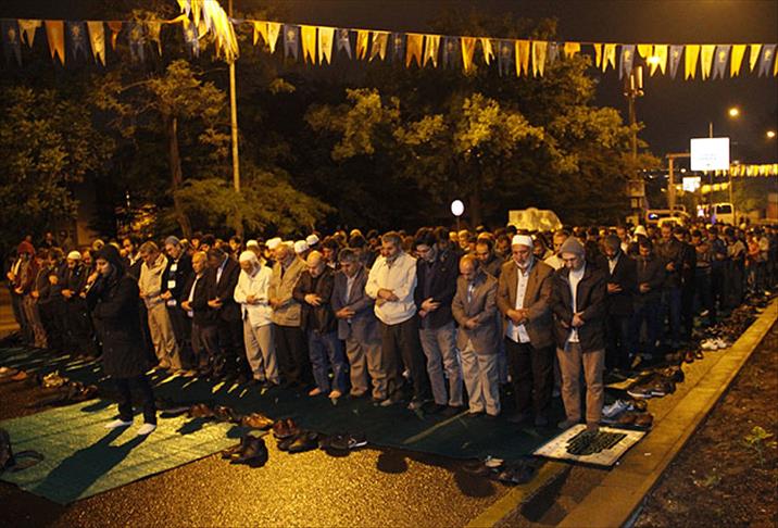 İsrail Büyükelçiliği konutu önünde sabah namazı kılındı