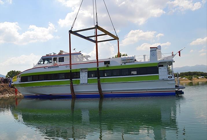 "Akşemsettin Gemisi" İznik Gölü'ne indirildi