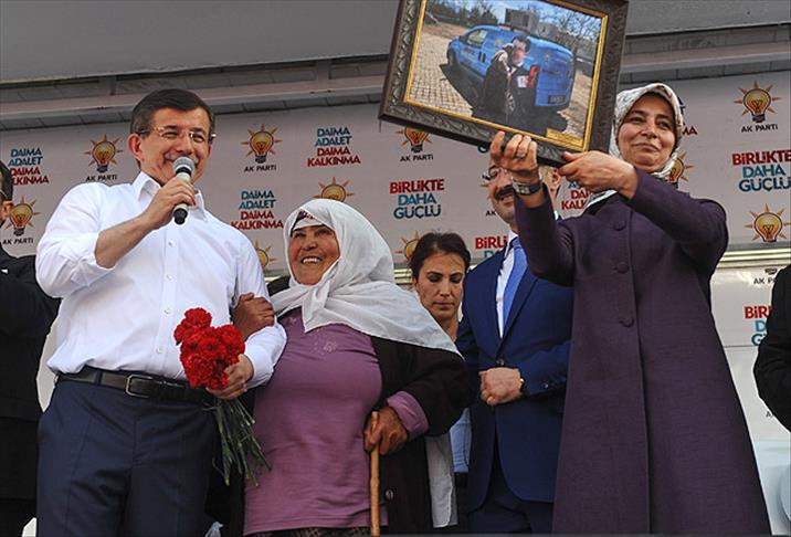 Miting meydanlarının "renkli" görüntüleri