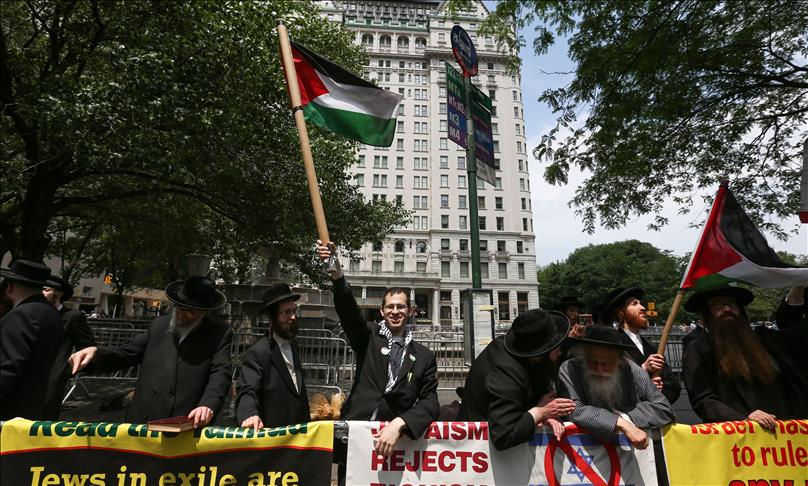 New York: Les Juifs hassidiques manifestent contre la parade israélienne