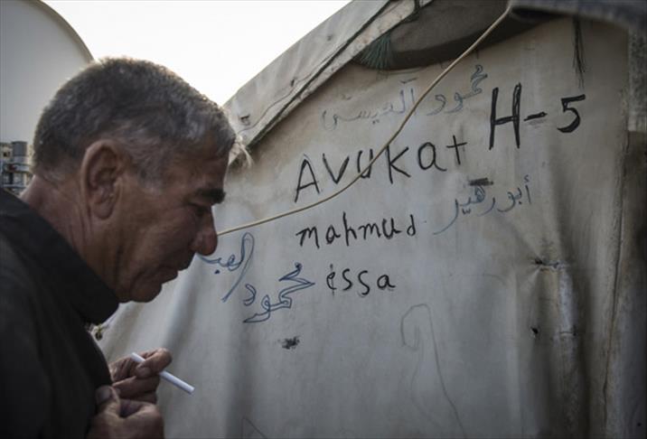 Suriyeli avukat mesleğine özlemini çadıra yazdı