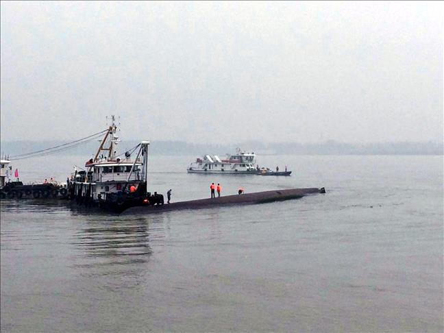 China: Rescuers to upright boat in search for survivors