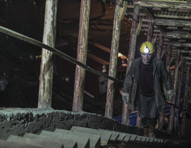 Ukraine power cuts trap hundreds of miners