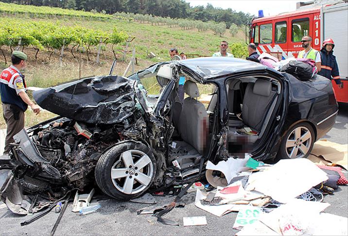 Sakarya'da otomobil ile tır çarpıştı: 4 ölü, 3 yaralı