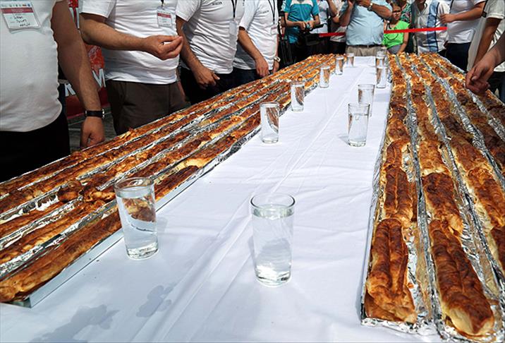 Bursa'da "En Uzun Börek Yeme Yarışması" düzenlendi
