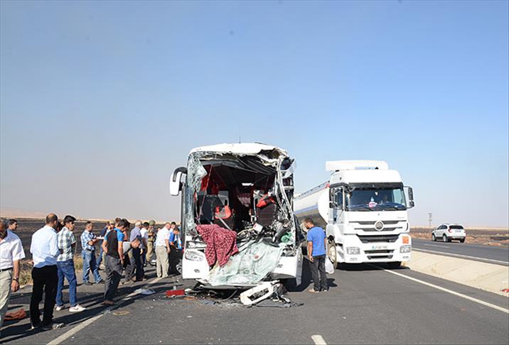 Yolcu otobüsü ile tanker çarpıştı: 2 ölü 13 yaralı