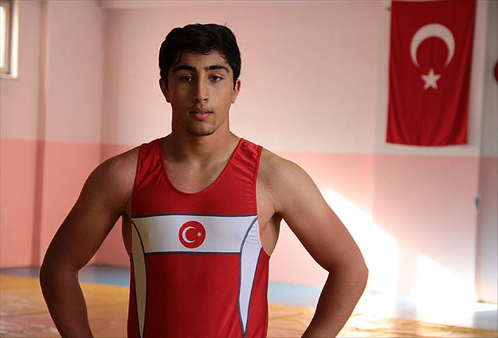 Yıldız güreşçi dünyada da minderleri fethetmek istiyor