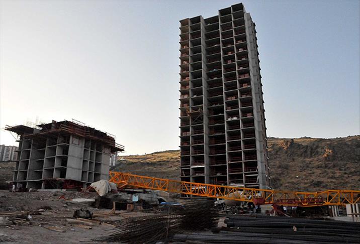 İzmir'de inşaatta vinç devrildi: 2 ölü
