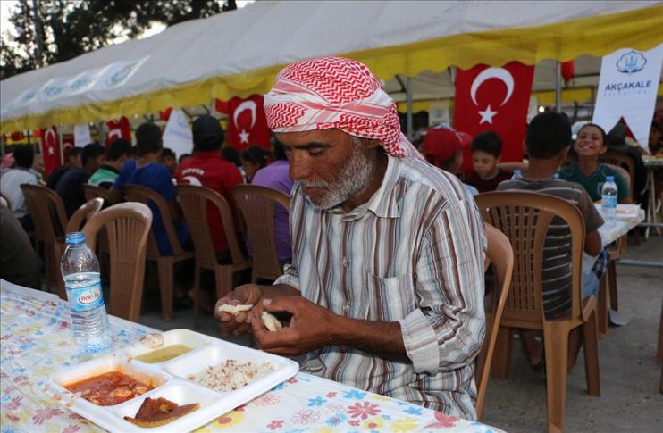 Bittersweet Ramadan joy of Syrians on Turkish border