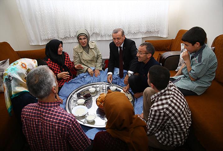 Cumhurbaşkanı Erdoğan işçi ailesiyle iftar yaptı