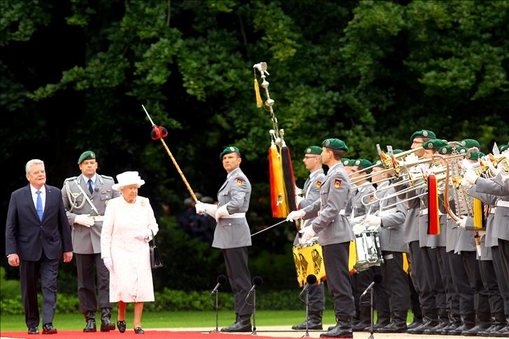 Queen Elizabeth II begins 3-day visit in Germany