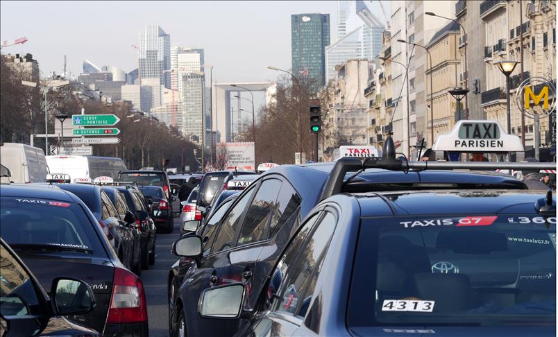 France: taxi drivers strike over carpooling app