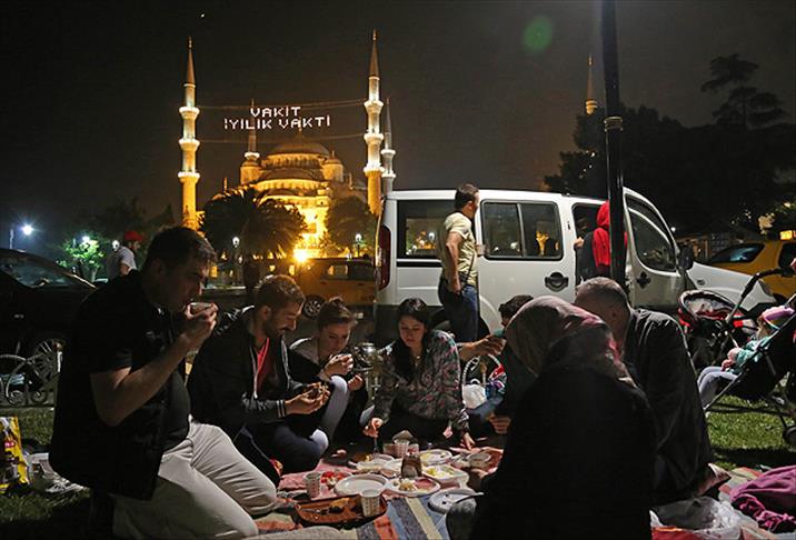 Sultanahmet'te sahura yoğun ilgi