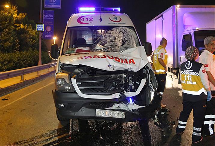 Beşiktaş'ta ambulans ile motosiklet çarpıştı