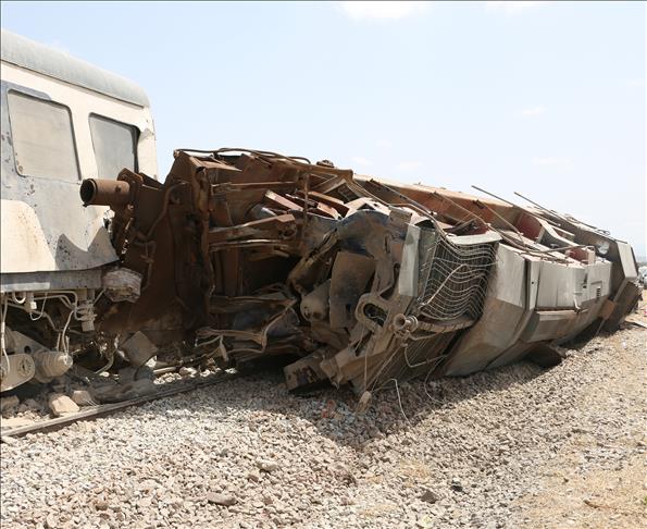 Pakistan: 19 killed as train carrying soldiers crashes