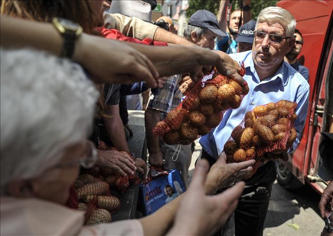 Poljoprivrednici protestovali dijeleći povrće u Sarajevu