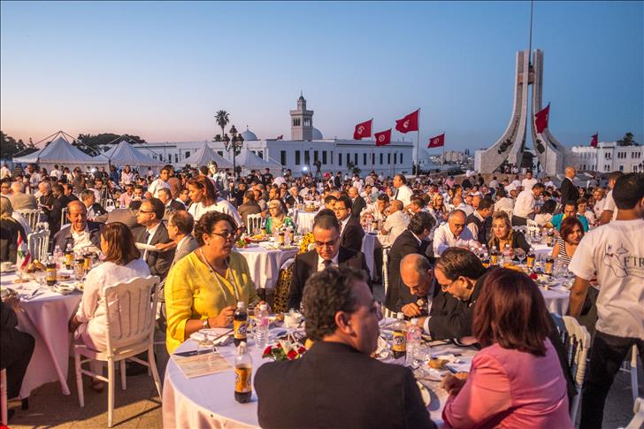 Musulmans, chrétiens et juifs réunis pour un Iftar géant contre le terrorisme à Tunis