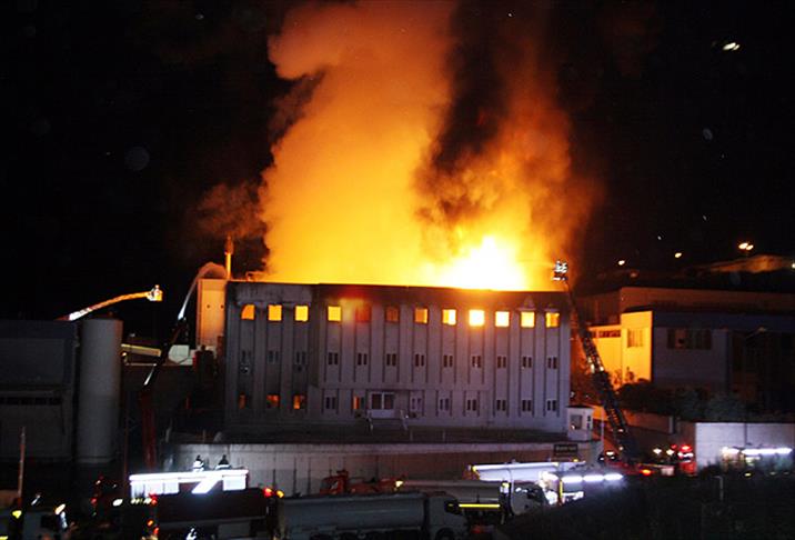 İzmir'de yağ fabrikasında yangın