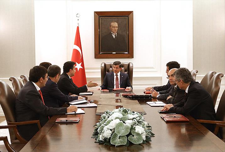 Başbakan Davutoğlu ekonomi kurmaylarıyla buluştu