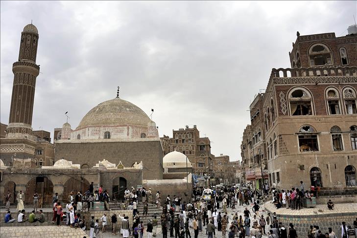 Suicide attack at Yemeni mosque leaves 10 dead