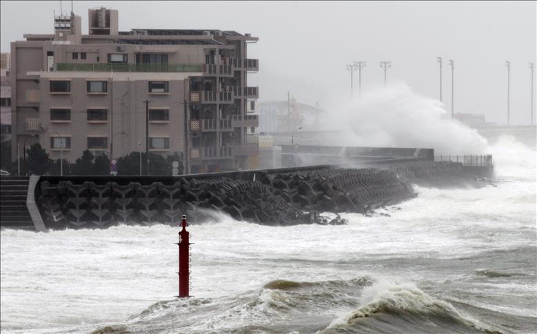 China: Super typhoon closes in on east coast