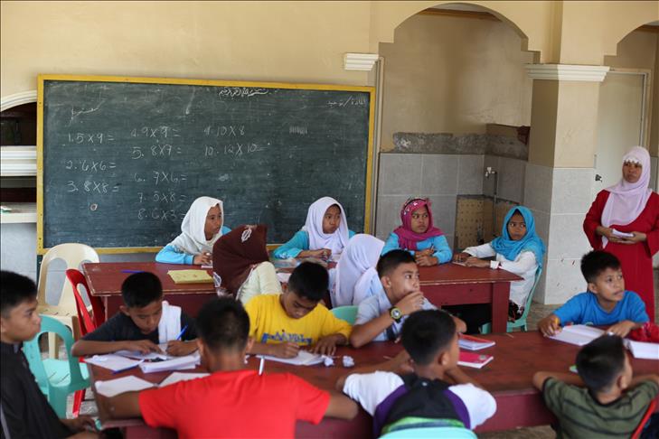Philippines: 100s of students suffer food poisoning
