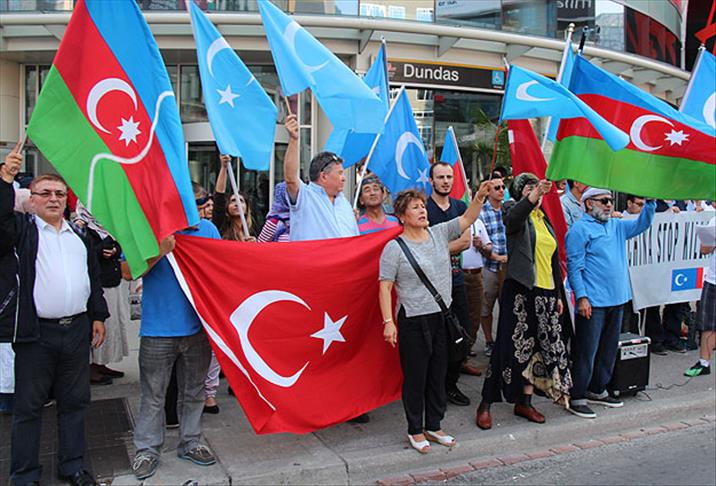 Kanada'daki Türkler Çin'i protesto etti
