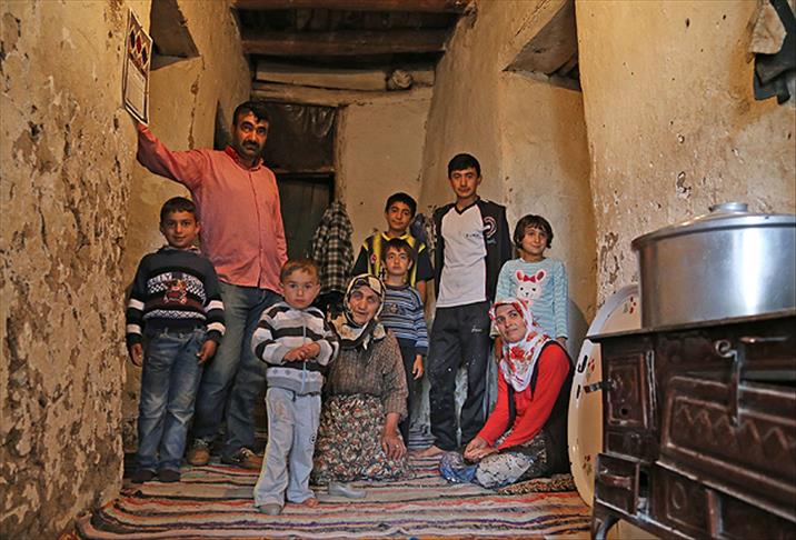 MS hastası gelinine ve 6 torununa bakıyor