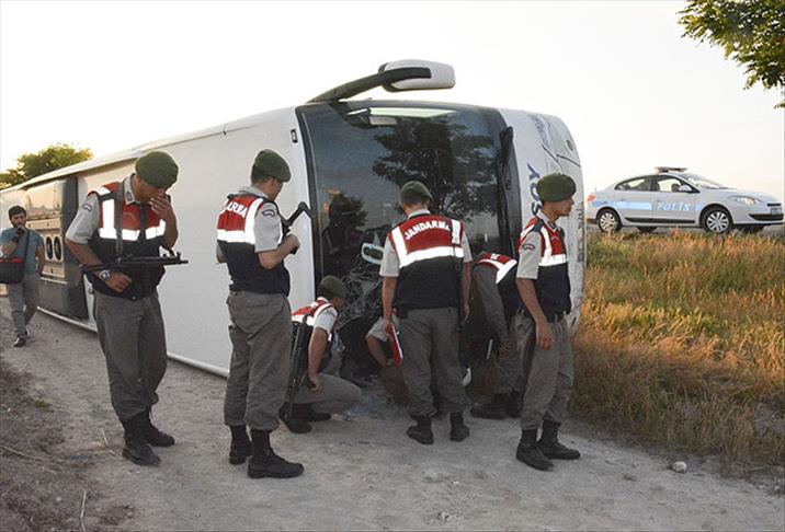 Niğde'de otobüs şarampole devrildi