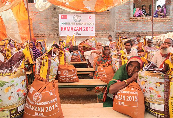 İHH Nepal'de 20 bin kişiye kumanya dağıttı