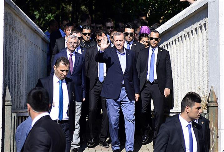 Erdoğan anne ve babasının mezarını ziyaret etti