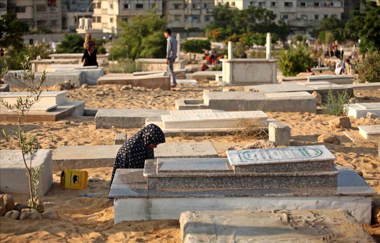 "المقابر" تواسي ضحايا الحرب الإسرائيلية بغزة في أول أيام العيد