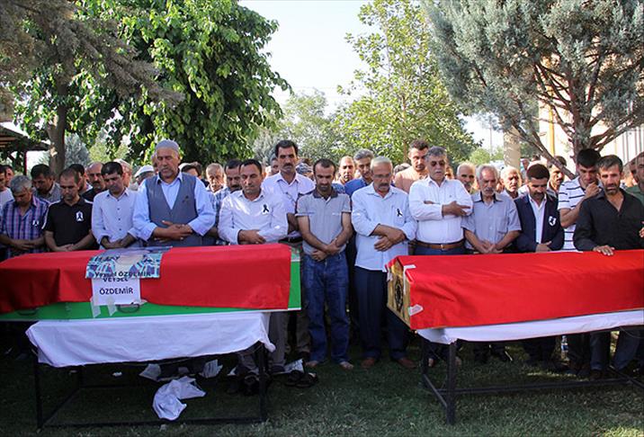 Suruç'ta hayatını kaybedenler toprağa veriliyor