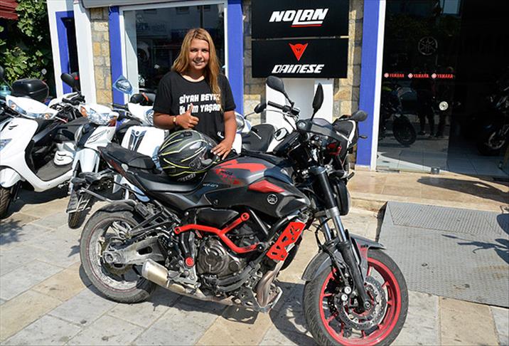 Kadın hakları için Türkiye'yi motosikletle dolaşıyor