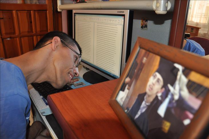 Edhe pse me aftësi të kufizuara po shkruan libër me hundën e tij