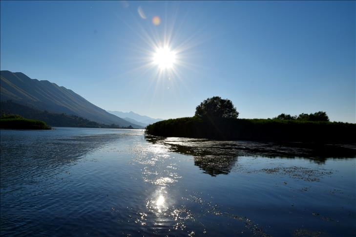 Liqeni i Shkodrës nën vëmendje për vlerat natyrore, por edhe rreziqet që i kanosen