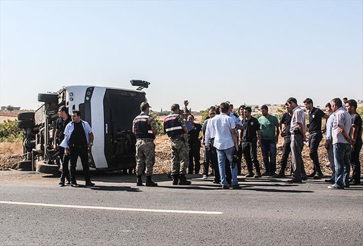 Şanlıurfa'da çevik kuvvet otobüsü devrildi: 4 yaralı