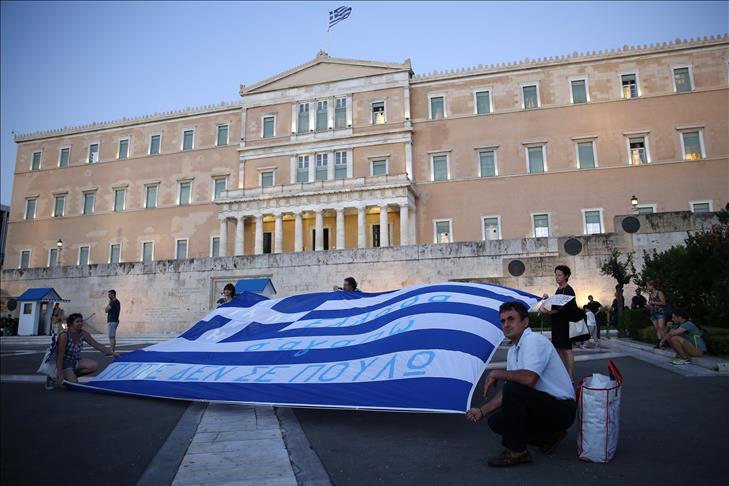 Greece: Ruling coalition splits over bailout deal