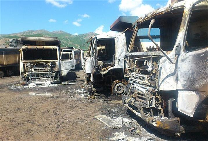 Kars'ta teröristler yol kesip araçları ateşe verdi
