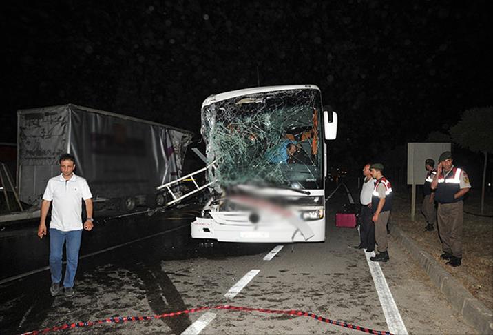 Yolcu otobüsü tıra çarptı 33 kişi yaralandı