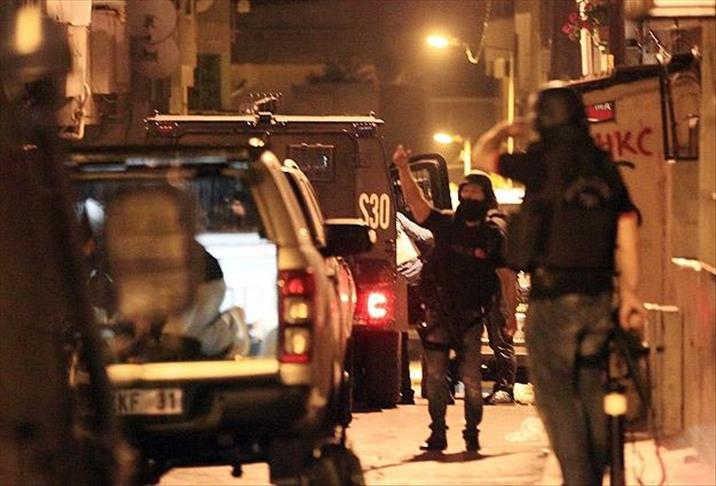 Istanbul police continue anti-terror raids