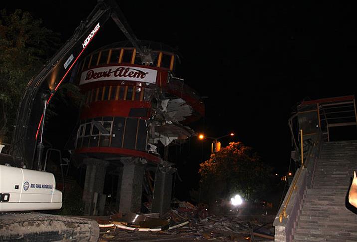 Üst geçitten geriye dört beton sütun kaldı
